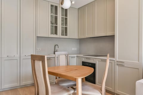 Kitchen or kitchenette, Dining area