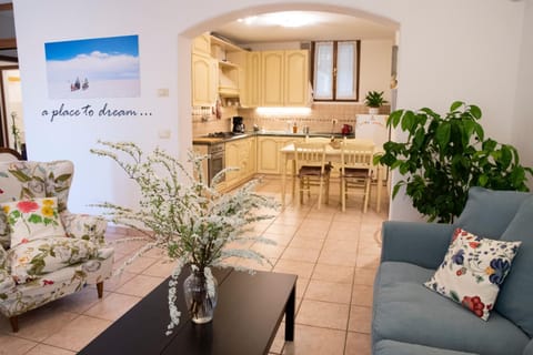 Kitchen or kitchenette, Living room, Seating area, Dining area