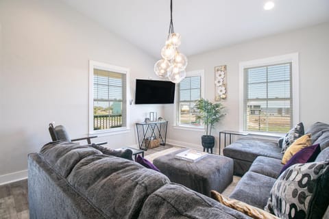 Steps Away from Cruisin' the Coast , Gulfport 2BR, Game Room, and Free Parking Apartment in Gulfport