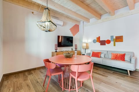 Bed, Living room