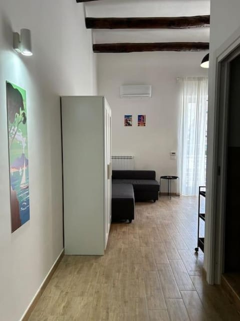 Casa Sandrili first, Central Station Apartment in Naples