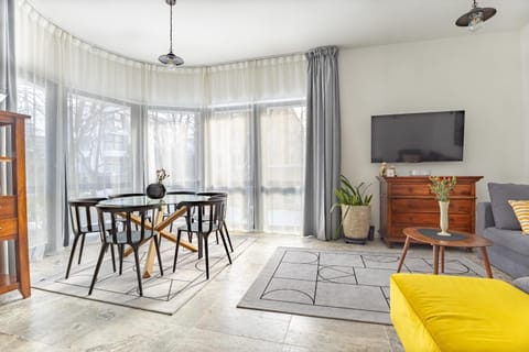 Communal lounge/ TV room, TV and multimedia, Living room, Seating area, Dining area, Evening entertainment, Area and facilities, internet, internet