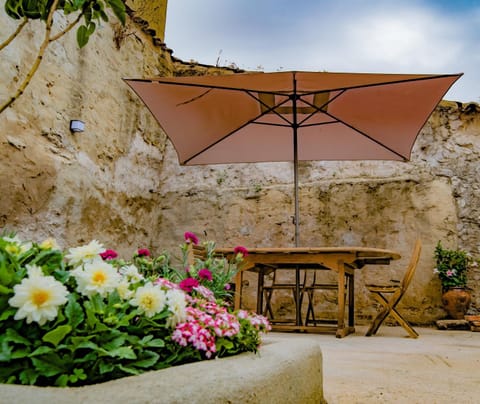 Patio, Day, Garden, Dining area