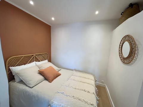 Bed, Night, Photo of the whole room, Bedroom