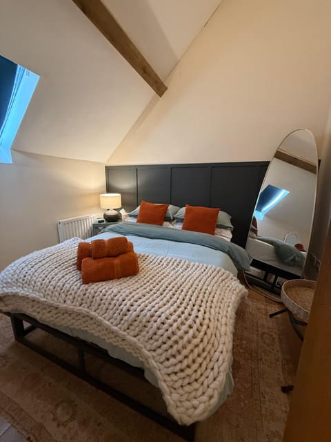 The Mews - Worcester City - House - Gated - Self Check In - Free WIFI - 2 Doubles - TVs in bedrooms - Sleeps 6 - Free Nearby Parking House in Worcester