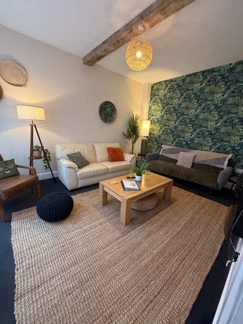 The Mews - Worcester City - House - Gated - Self Check In - Free WIFI - 2 Doubles - TVs in bedrooms - Sleeps 6 - Free Nearby Parking House in Worcester