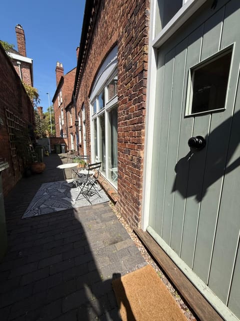 The Mews - Worcester City - House - Gated - Self Check In - Free WIFI - 2 Doubles - TVs in bedrooms - Sleeps 6 - Free Nearby Parking House in Worcester