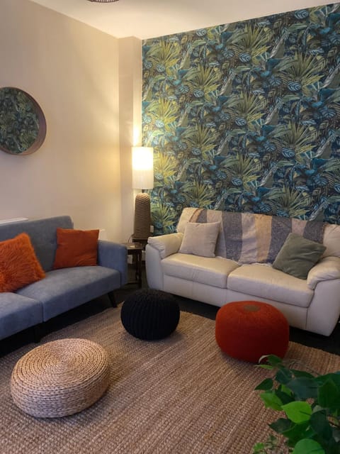 The Mews - Worcester City - House - Gated - Self Check In - Free WIFI - 2 Doubles - TVs in bedrooms - Sleeps 6 - Free Nearby Parking House in Worcester