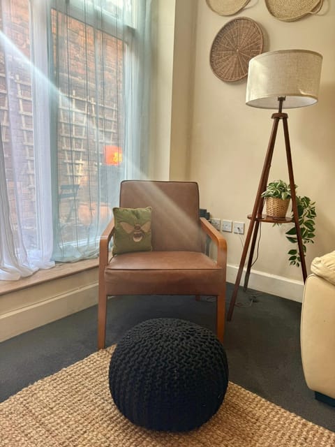 The Mews - Worcester City - House - Gated - Self Check In - Free WIFI - 2 Doubles - TVs in bedrooms - Sleeps 6 - Free Nearby Parking House in Worcester