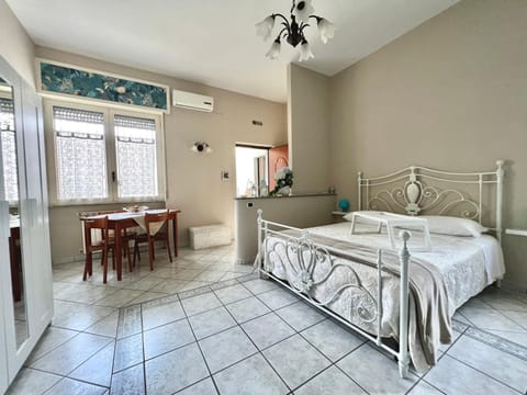 Property building, Dining area, Bedroom