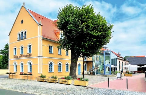 Property building, Restaurant/places to eat, Day, Neighbourhood, Street view, Breakfast, Location