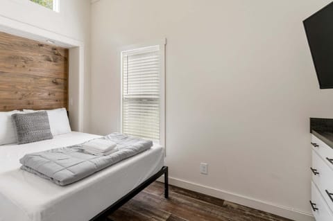 Bed, TV and multimedia, Bedroom, towels