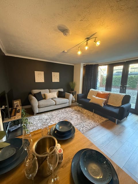 The Chapel - Worcester City - FREE Parking, WI-FI, Toiletries - TVs in rooms - Stocked kitchen - Entire Apart - Self Check-In - Outside Space Apartment in Worcester