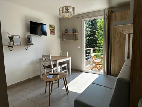 Bed, TV and multimedia, Balcony/Terrace, Living room, Dining area
