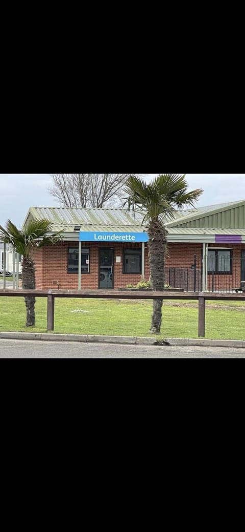 Coopers Beach 3-Bed Caravan Sleeps 8 & Pets Ok House in Mersea Island