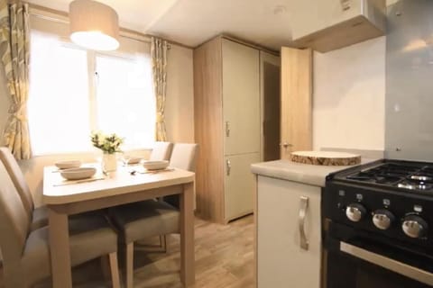 Coopers Beach 3-Bed Caravan Sleeps 8 & Pets Ok House in Mersea Island
