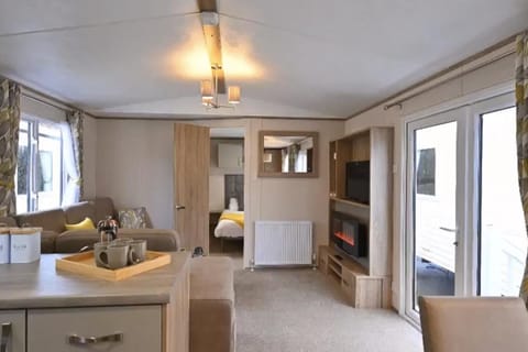 Coopers Beach 3-Bed Caravan Sleeps 8 & Pets Ok House in Mersea Island