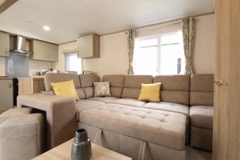Coopers Beach 3-Bed Caravan Sleeps 8 & Pets Ok House in Mersea Island