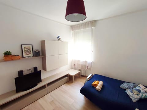 Bed, TV and multimedia, Photo of the whole room, Bedroom