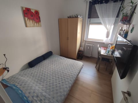 Bed, TV and multimedia, Photo of the whole room, Bedroom, hair dresser