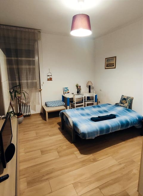 Bed, TV and multimedia, Bedroom