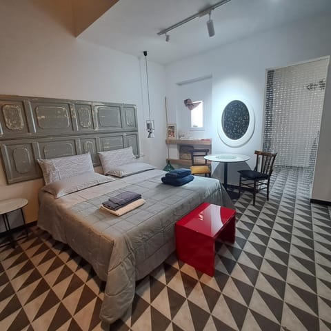 Bed, TV and multimedia, Photo of the whole room, Seating area, Bedroom, towels, wardrobe