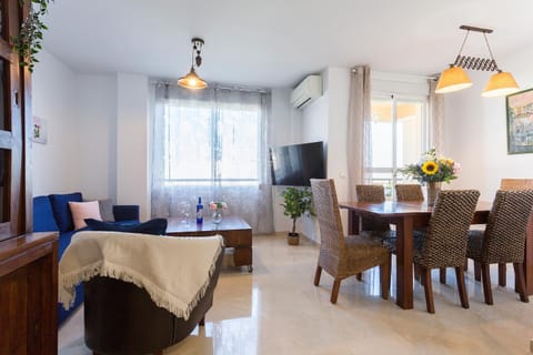 TV and multimedia, Living room, Seating area, Dining area