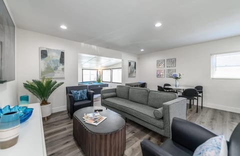 Spacious Disneyland 5 Bedroom 4 Bath House with Game Room Villa in Fullerton