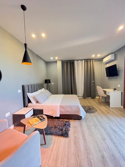 Bed, TV and multimedia, Photo of the whole room, Seating area, Bedroom