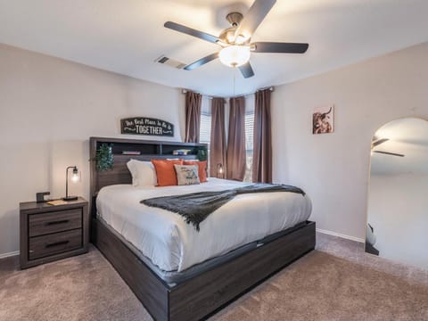 North ATX Paradise Oasis pool w Hot Tub 4BR 2 half BA House in Pflugerville