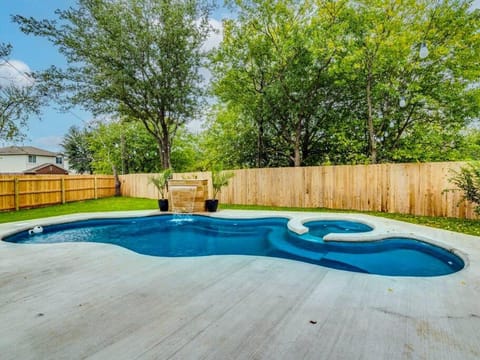 North ATX Paradise Oasis pool w Hot Tub 4BR 2 half BA House in Pflugerville