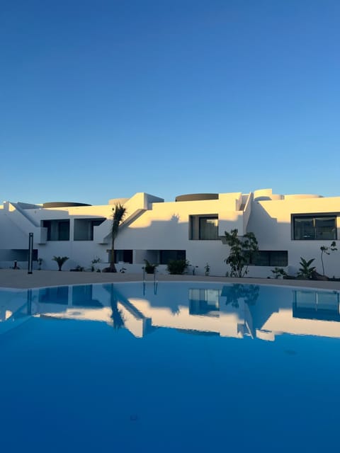 Property building, Day, Pool view, Swimming pool, Swimming pool, sunbed