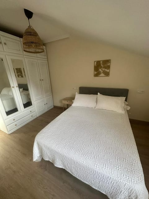 Photo of the whole room, Bedroom