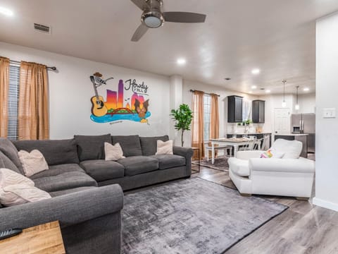 Urban Oasis North ATX , 5BR 2BA,Heated Pool Villa in Pflugerville