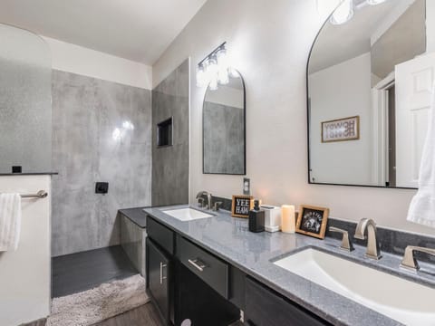 Urban Oasis North ATX , 5BR 2BA,Heated Pool Villa in Pflugerville