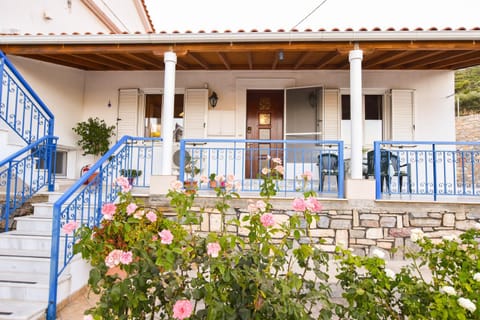 Property building, Patio, Facade/entrance, Garden, Balcony/Terrace, Garden view