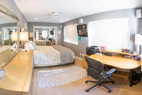 Photo of the whole room, Bedroom