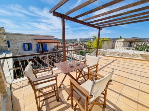 Property building, Patio, Balcony/Terrace