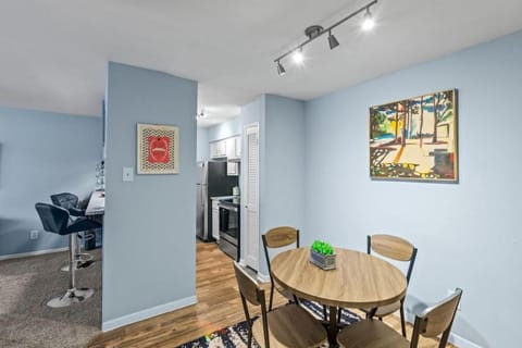 Kitchen or kitchenette, Seating area, Dining area