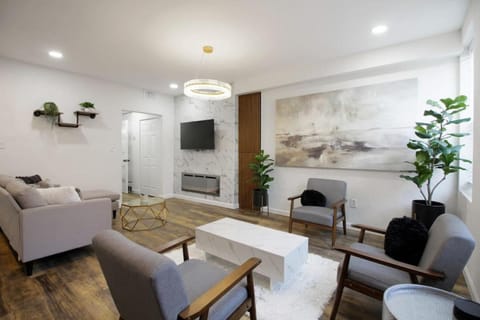 Butler House Penthouse 3BR Fireplace Apartment in Pittsburgh