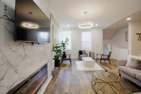 Butler House Penthouse 3BR Fireplace Apartment in Pittsburgh