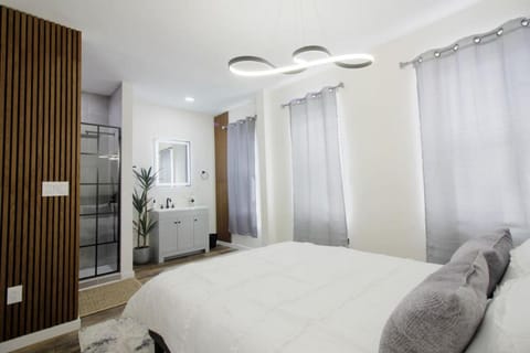 Butler House Penthouse 3BR Fireplace Apartment in Pittsburgh