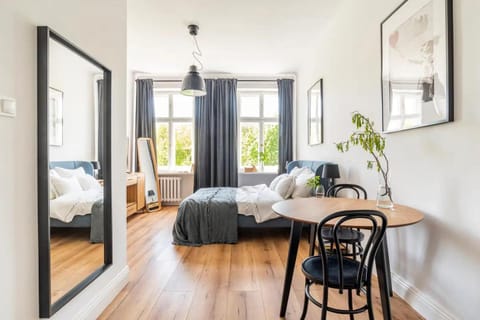 Bed, TV and multimedia, View (from property/room), Dining area, Bedroom, Garden view
