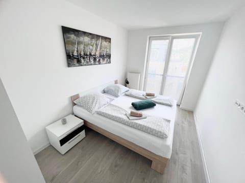 Photo of the whole room, Bedroom, towels