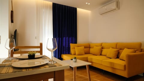 TV and multimedia, Living room, Seating area, Dining area, air conditioner
