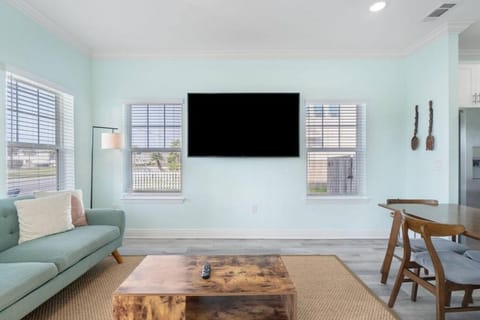 Walk to downtown seafood market Bay views House in Sanders Beach