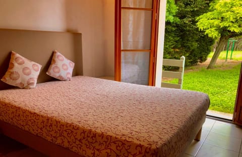Spring, Bed, Natural landscape, Garden, Photo of the whole room, Bedroom, Garden view