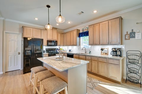 Resort Home about 1 Mi to Myrtle Beach Access! House in Surfside Beach