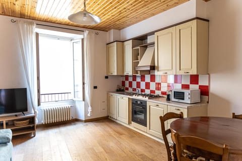 Living room, Seating area, Dining area, stove