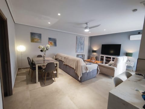 Communal lounge/ TV room, Living room, Photo of the whole room, Seating area, Dining area